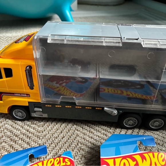 Hot wheels awesome bundle, with 5 new cars! - Picture 6 of 7